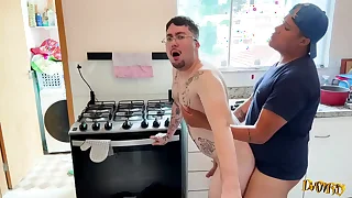 Meu marido chegou do trabalho e j&aacute; quis me comer na cozinha &lpar;COMPLETO NO RED&rpar;